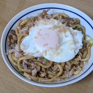 目玉焼きのせ焼きうどん